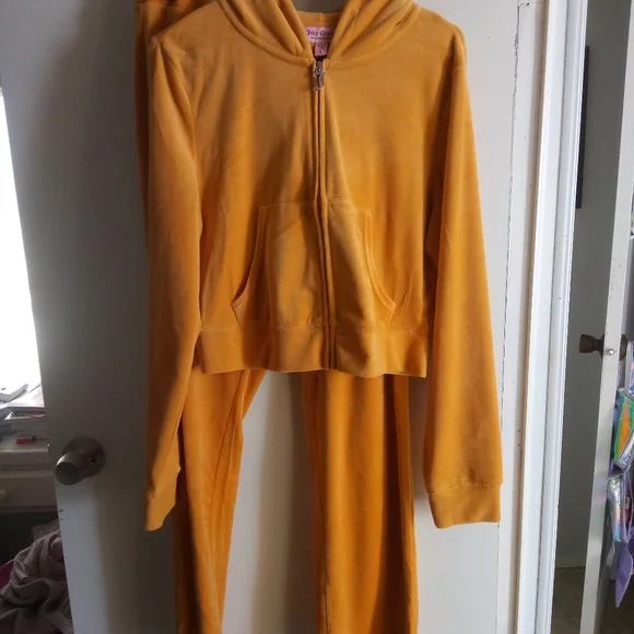 Juicy Couture Velour Pants & Sweater 🧡